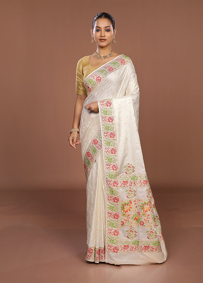 White Handloom Tanchoi Pure Silk Saree With Blouse Piece