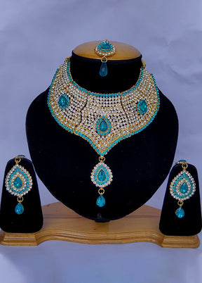 Multicolor Alloy Jewellery Set (1 Necklace, 1 Pair Earrings, 1 Mang Tikka)