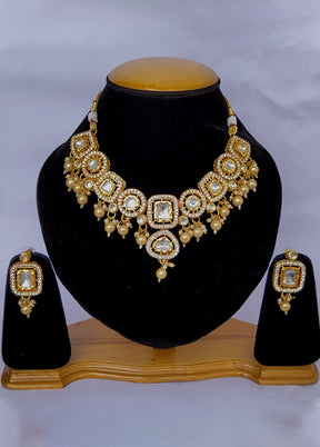 Multicolor Alloy Jewellery Set (1 Necklace, 1 Pair Earrings, 1 Mang Tikka)
