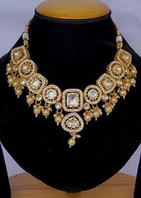 Multicolor Alloy Jewellery Set (1 Necklace, 1 Pair Earrings, 1 Mang Tikka)