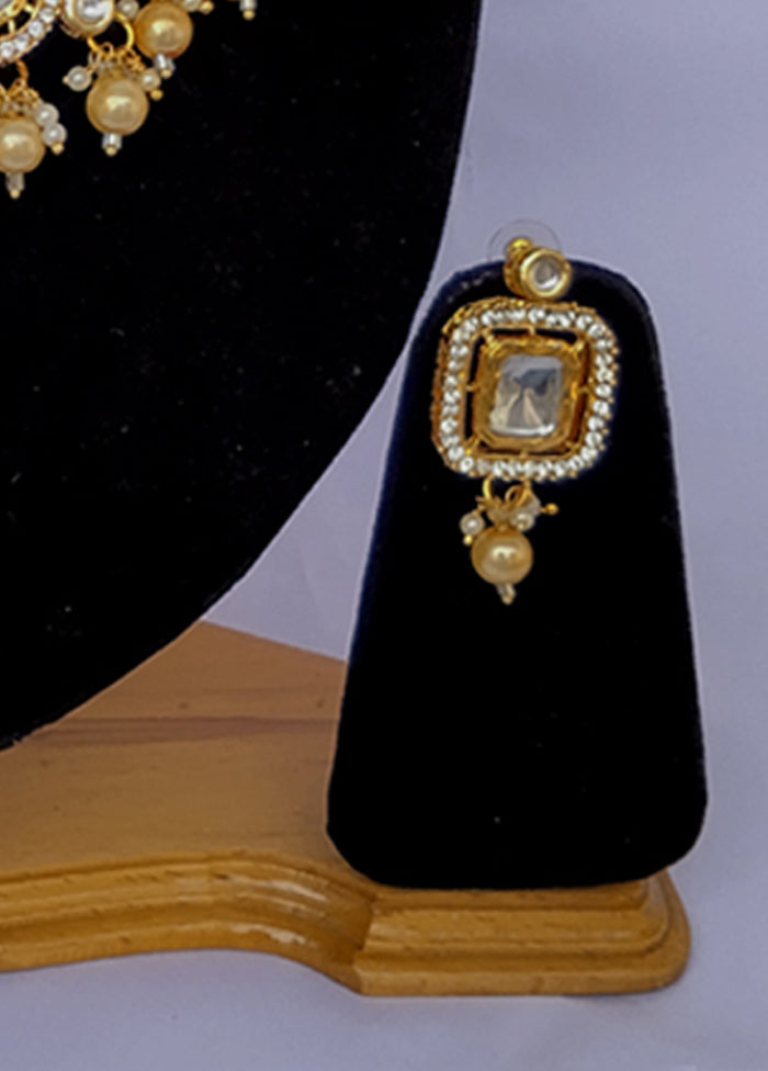 Multicolor Alloy Jewellery Set (1 Necklace, 1 Pair Earrings, 1 Mang Tikka)