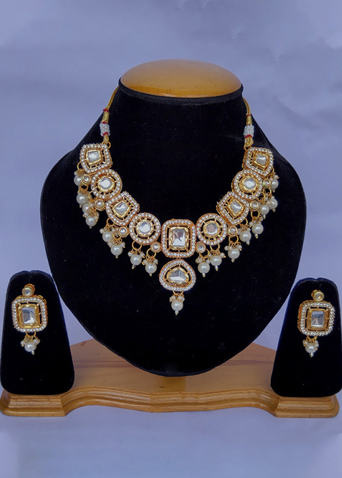 Multicolor Alloy Jewellery Set (1 Necklace, 1 Pair Earrings, 1 Mang Tikka)