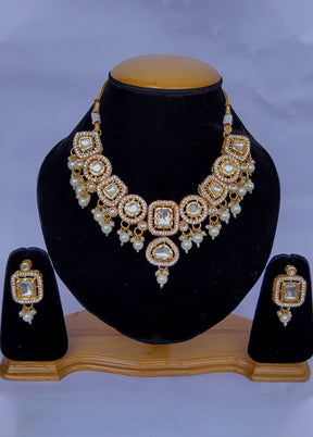 Multicolor Alloy Jewellery Set (1 Necklace, 1 Pair Earrings, 1 Mang Tikka)