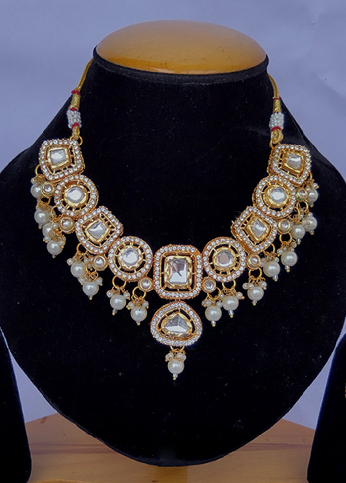 Multicolor Alloy Jewellery Set (1 Necklace, 1 Pair Earrings, 1 Mang Tikka)