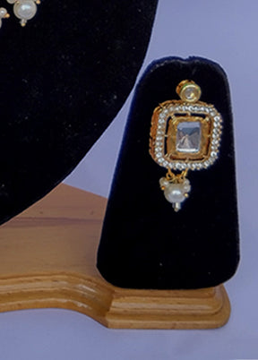 Multicolor Alloy Jewellery Set (1 Necklace, 1 Pair Earrings, 1 Mang Tikka)