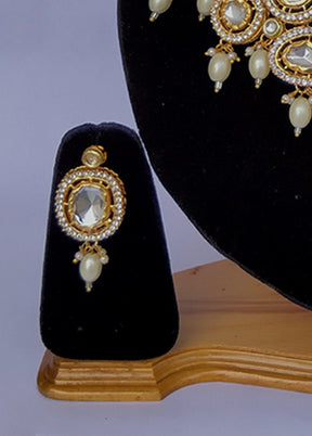 Multicolor Alloy Jewellery Set (1 Necklace, 1 Pair Earrings, 1 Mang Tikka)