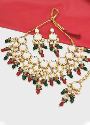 Multicolor Alloy Jewellery Set (1 Necklace, 1 Pair Earrings, 1 Mang Tikka)