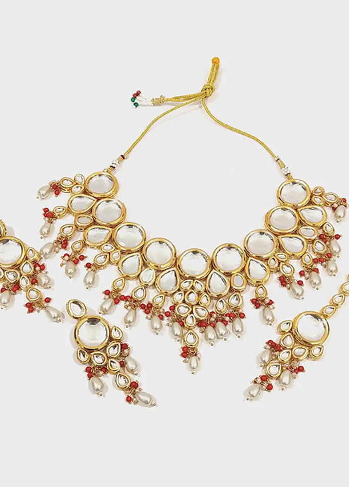 Multicolor Alloy Jewellery Set (1 Necklace, 1 Pair Earrings, 1 Mang Tikka)