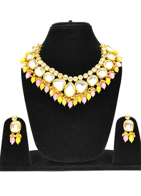 Multicolor Alloy Jewellery Set (1 Necklace, 1 Pair Earrings, 1 Mang Tikka)
