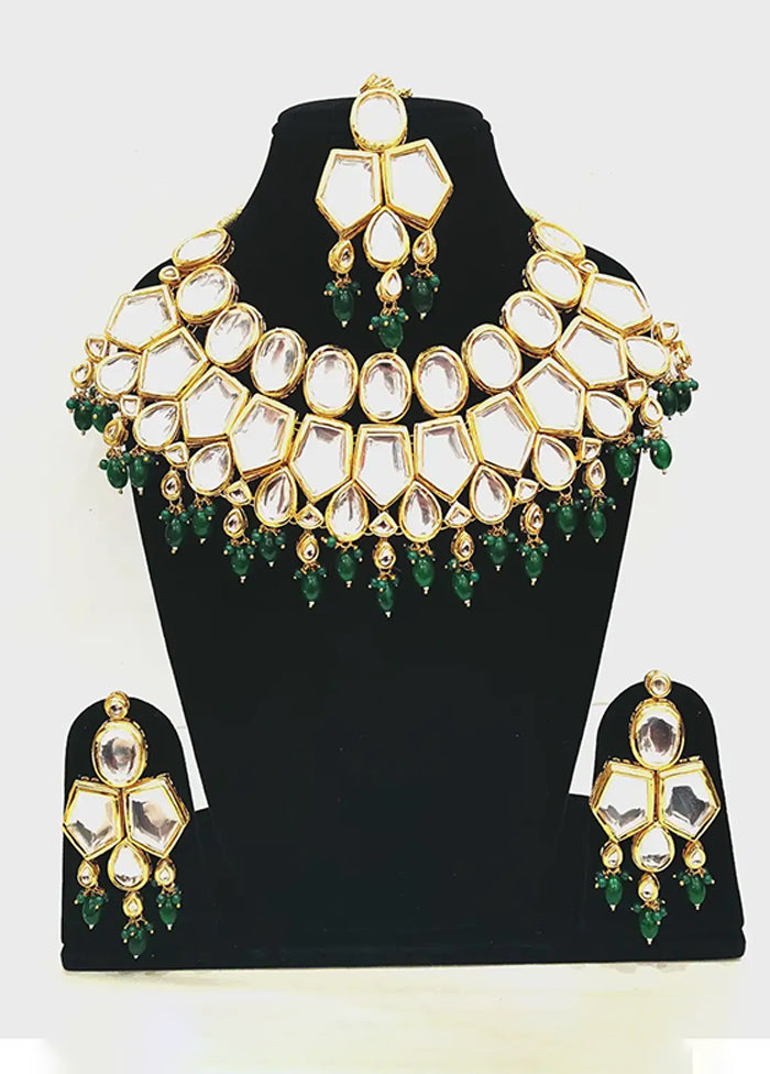 Multicolor Alloy Jewellery Set (1 Necklace, 1 Pair Earrings, 1 Mang Tikka)