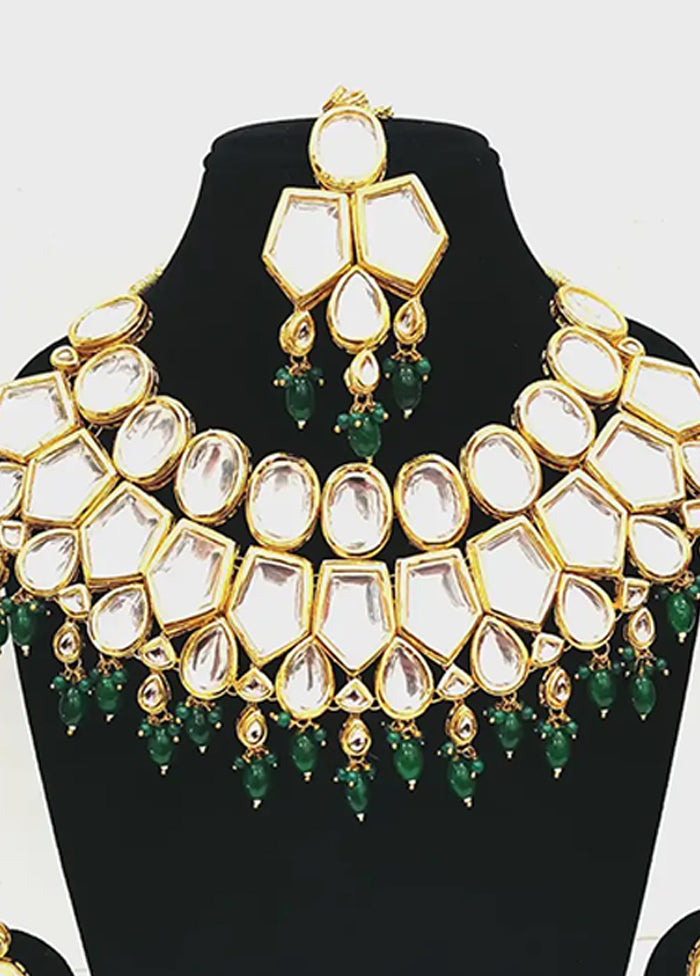 Multicolor Alloy Jewellery Set (1 Necklace, 1 Pair Earrings, 1 Mang Tikka)