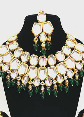 Multicolor Alloy Jewellery Set (1 Necklace, 1 Pair Earrings, 1 Mang Tikka)