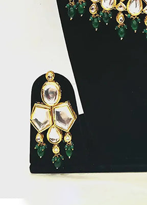 Multicolor Alloy Jewellery Set (1 Necklace, 1 Pair Earrings, 1 Mang Tikka)