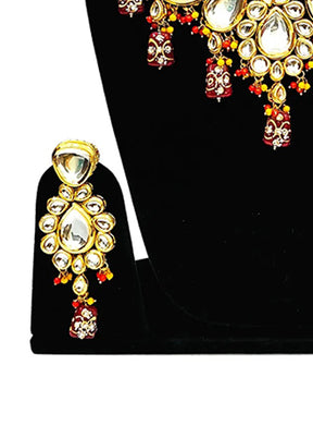Multicolor Alloy Jewellery Set (1 Necklace, 1 Pair Earrings, 1 Mang Tikka)
